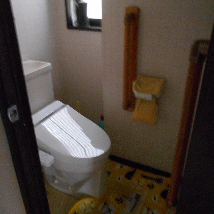 トイレのバリアフリーリフォーム前の写真