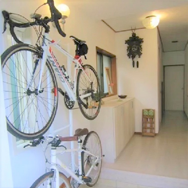 玄関に自転車置き場設置後の写真