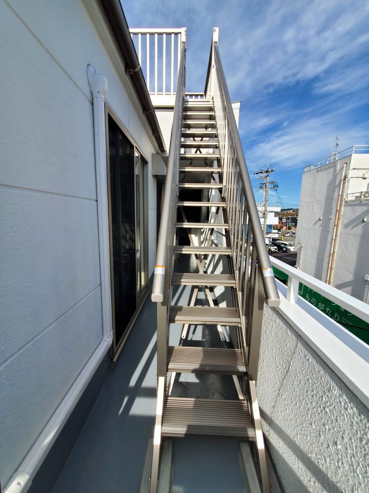 ベランダからの屋上避難階段の写真