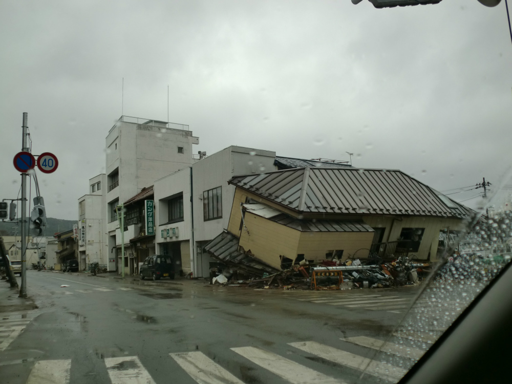 東北大震災視察１階部分が倒壊