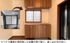 思い出を残した建具を取り入れた玄関の明かり取り