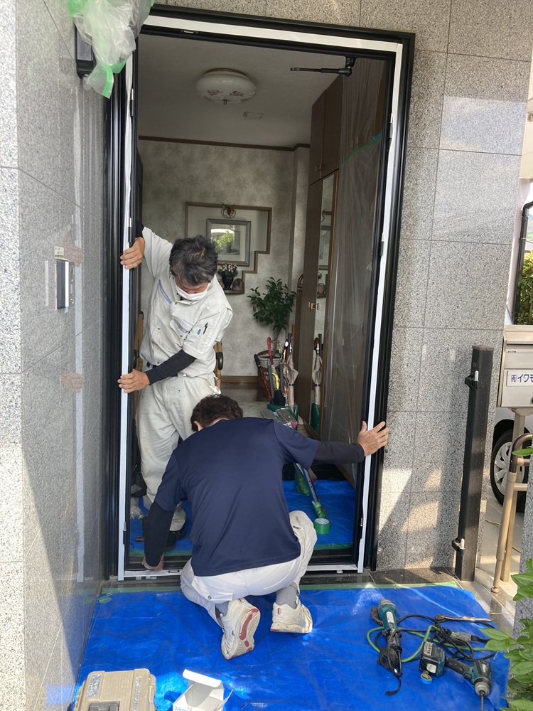 既存枠を残して新しいドア枠を被せるカバー工法の施工中