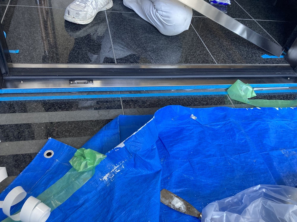 玄関ドア下枠のシーリング施工。気密・断熱性能向上にも配慮