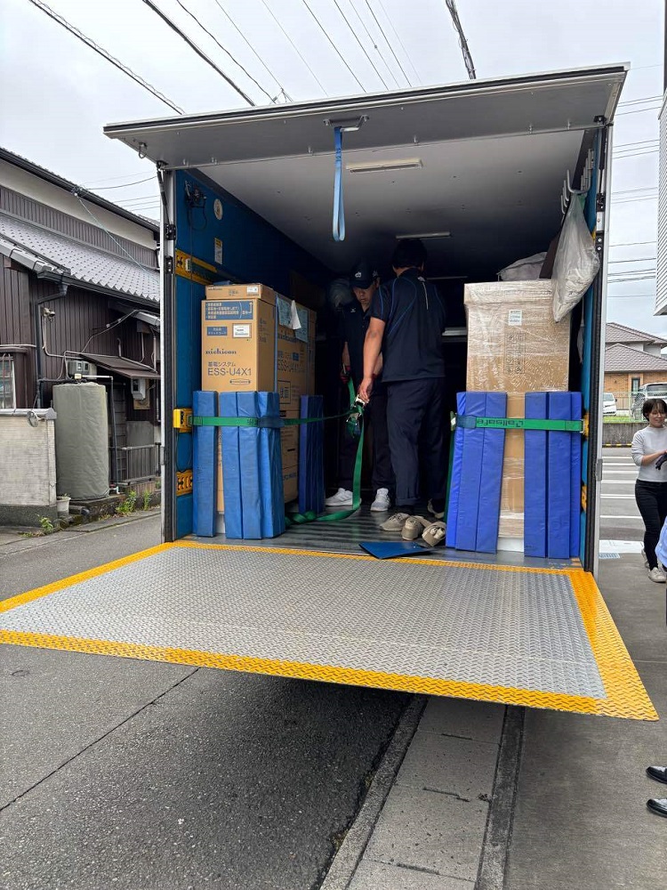 234kgの蓄電池を慎重に搬入している様子