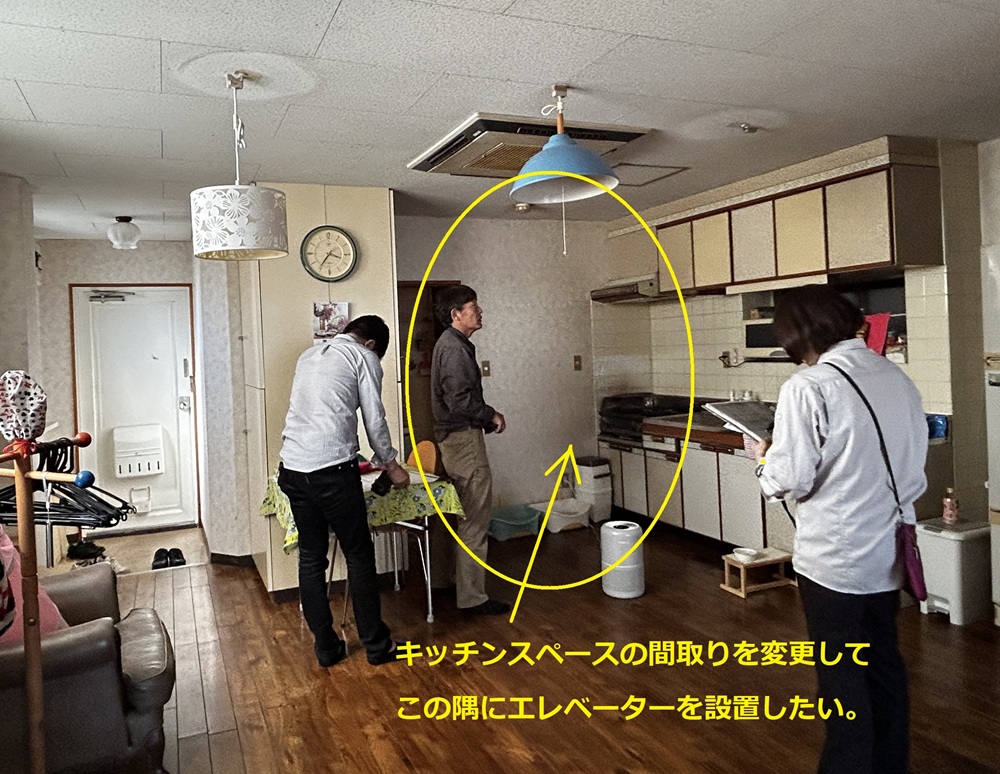 キッチンスペースの一角にエレベーター設置を検討中の様子