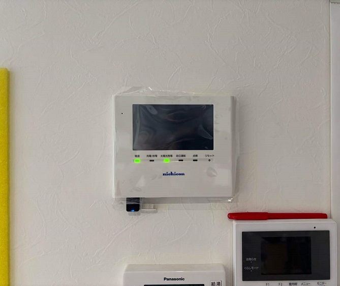 室内に設置された蓄電池用リモコン操作パネル
