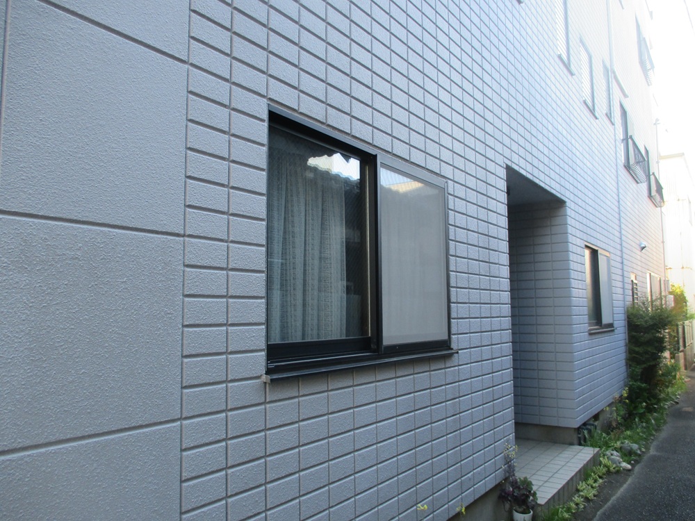 静岡市で後付けシャッター取付前の窓