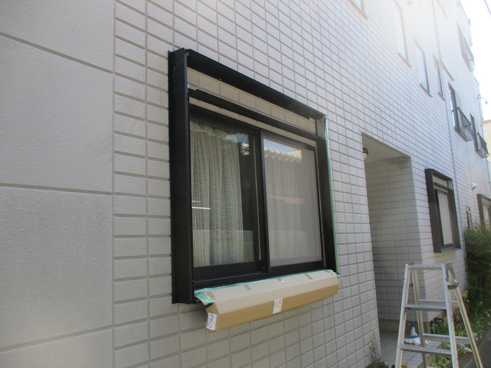 静岡市でシャッター枠を取付けているところ