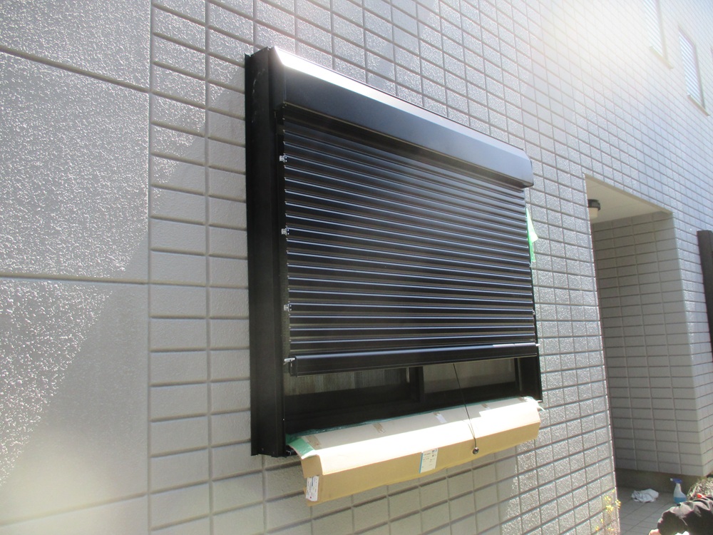静岡市で後付けシャッター施工中の様子