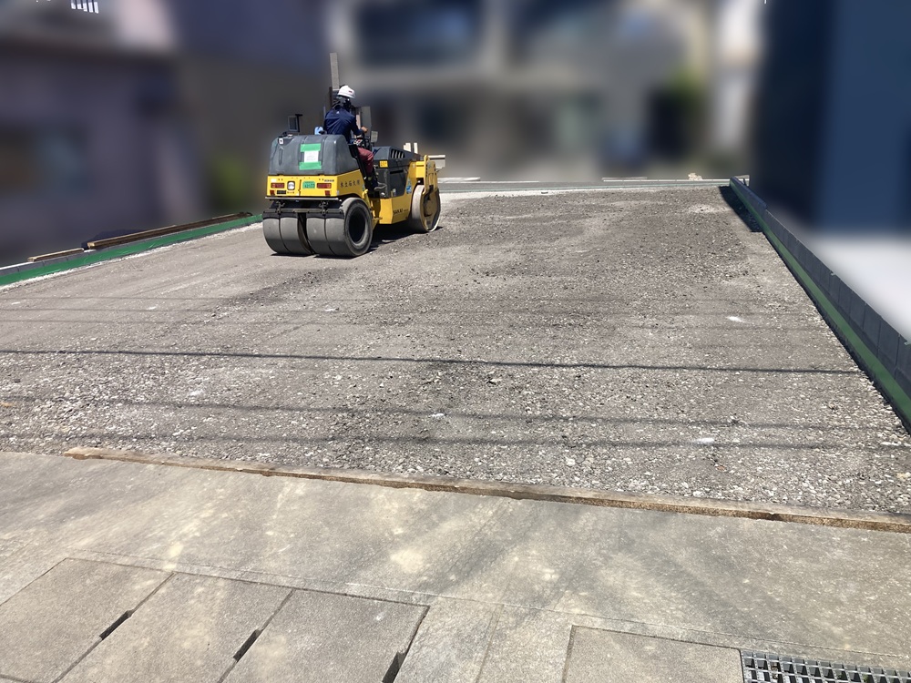 静岡市の駐車場整備現場。砕石を敷き転圧機で地盤を強化