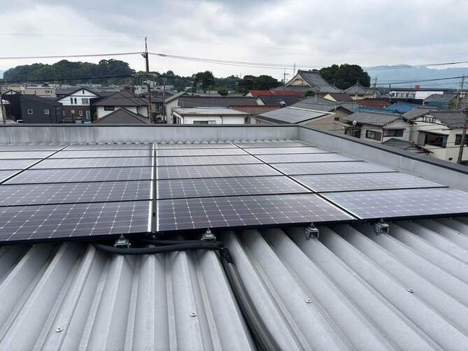 太陽光パネルを屋根に設置した重量鉄骨造の施工事例