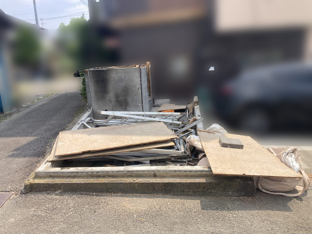 静岡市で行った建物解体工事、上屋部分を重機で解体中