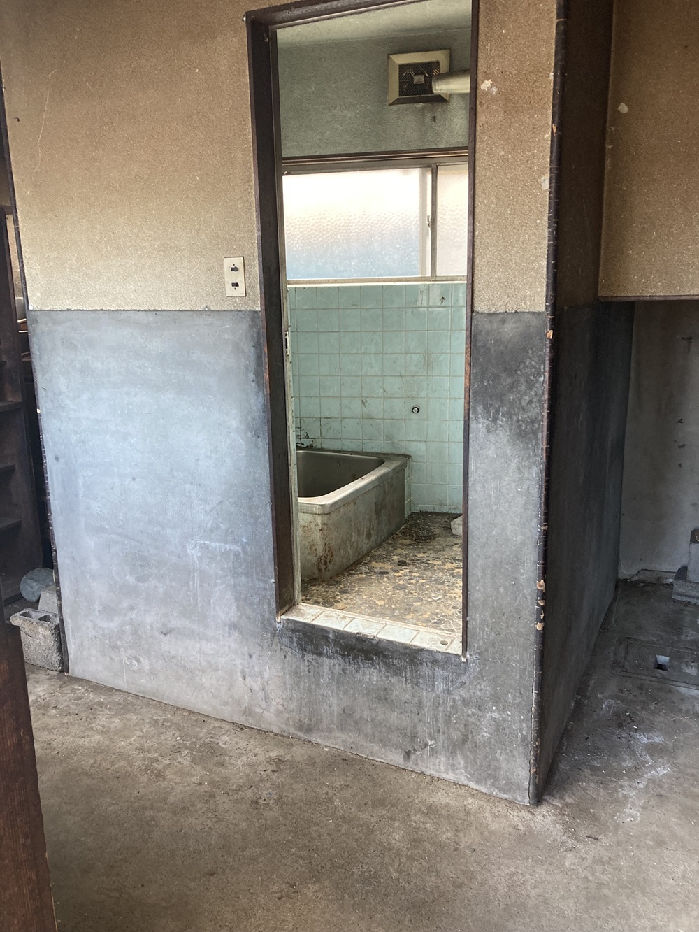 解体前に建物内部の残置物を整理・撤去後の写真