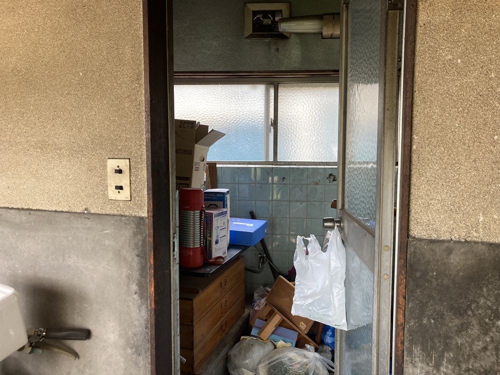 解体前に建物内部の残置物を整理・撤去中の写真