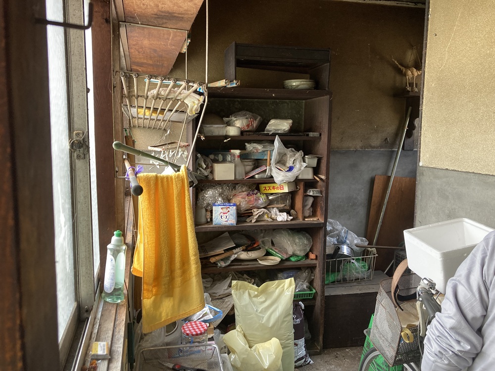 解体前に建物内部の残置物を整理・撤去している様子