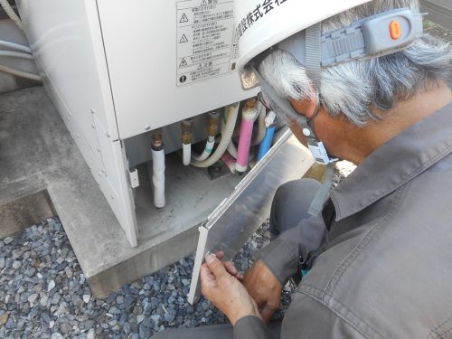 エコキュートの点検をする住まいの点検隊スタッフ