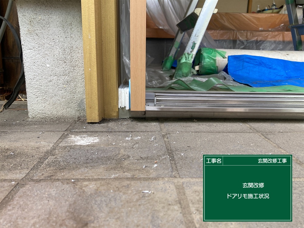 新しい枠を取り付け、水平・垂直を調整中