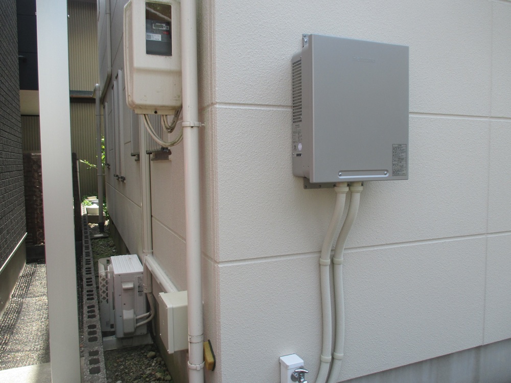 蓄電池・V2H後付け可能なハイブリッドパワーコンディショナを外壁北面に設置した様子。