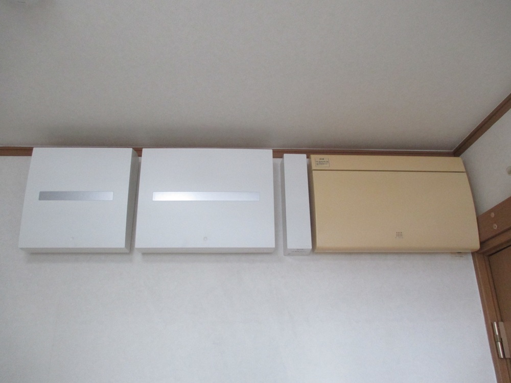 太陽光発電システムのブレーカーと計測ユニットが取り付けられ、蓋が閉じられた状態。
