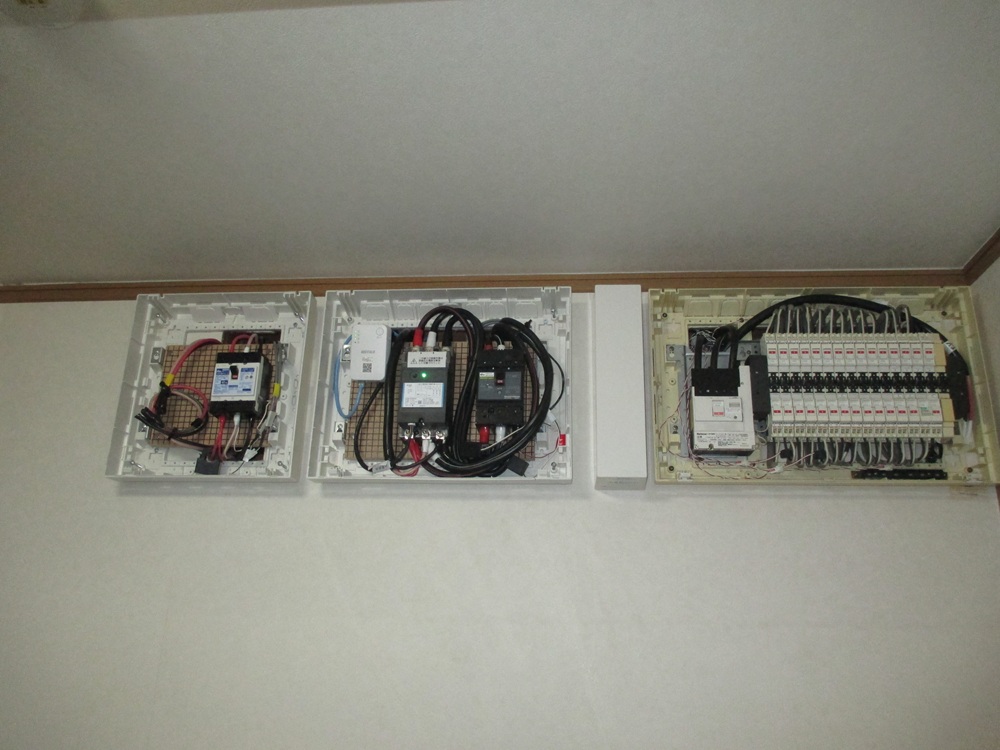 太陽光ブレーカー・計測ユニット・電源切替スイッチを屋内に取り付ける作業途中の様子。