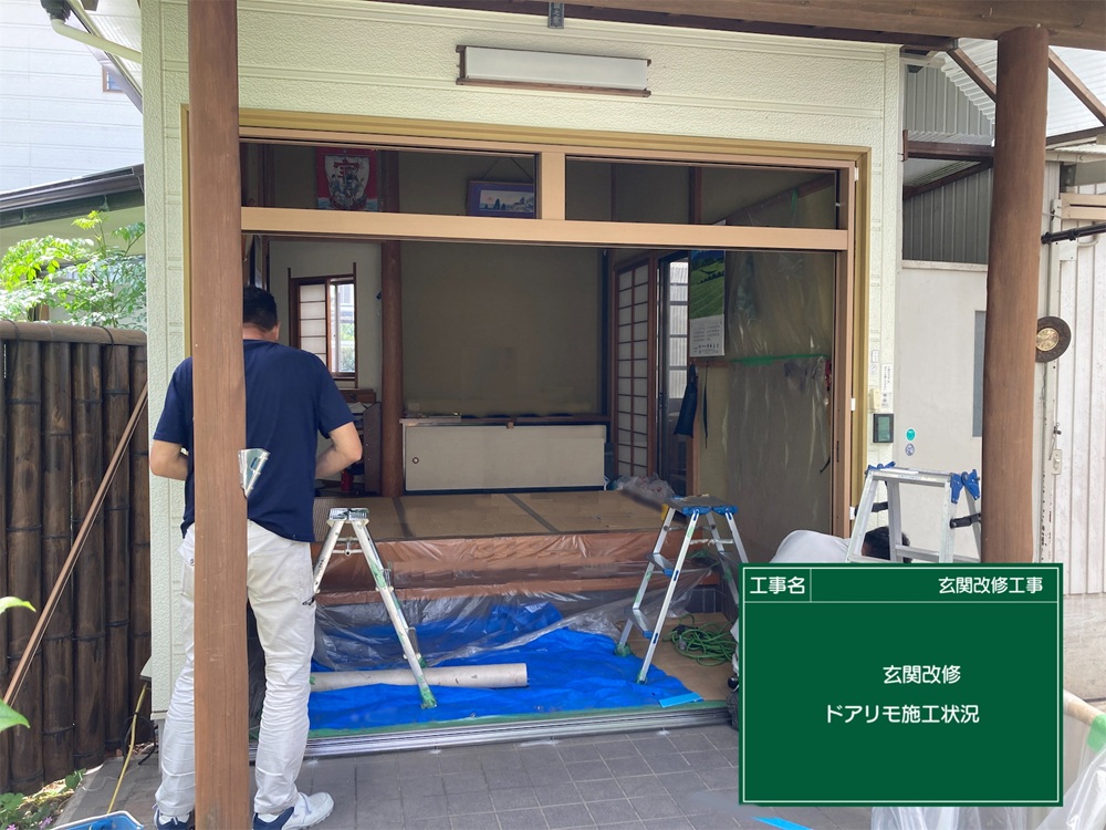 既存の引き戸と欄間を撤去した施工中の様子
