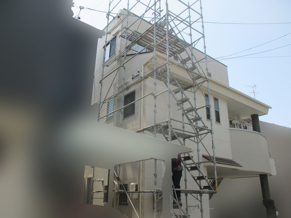 静岡市駿河区T様邸で太陽光発電システム設置工事のための足場を組み立てている様子。