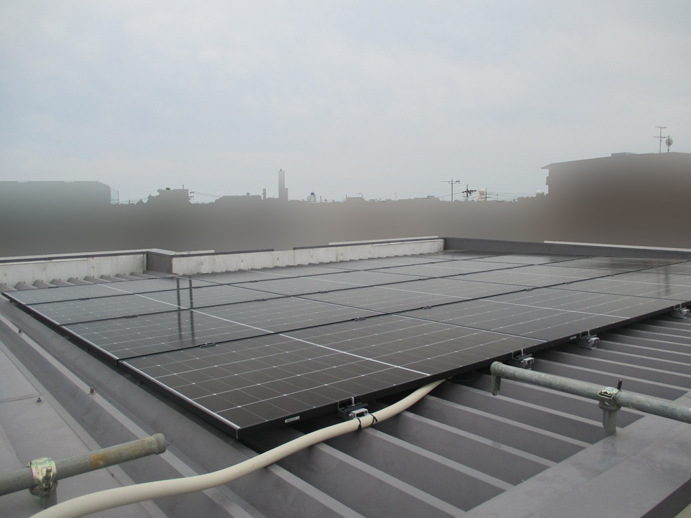配線作業後の太陽光発電パネル全景。架台と配線が整った状態。