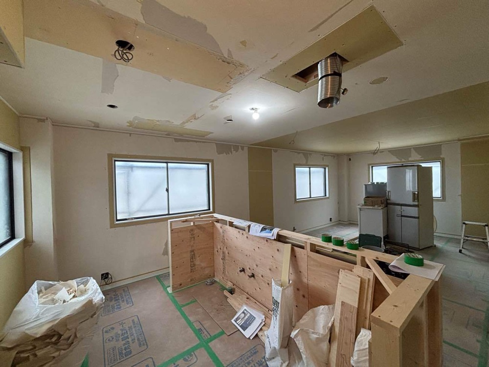 鉄骨造実家リノベーション工事中の床下配管工事。快適なLDK空間づくりのための基盤整備
