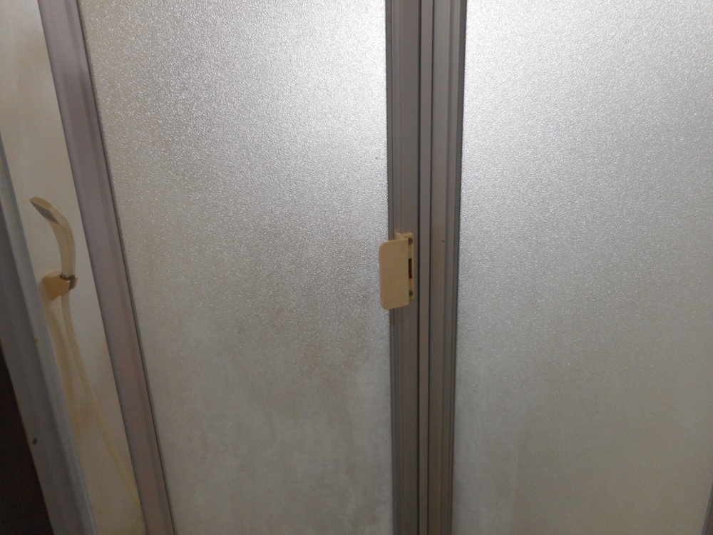 新しい取っ手を取り付けた浴室折戸（外側）