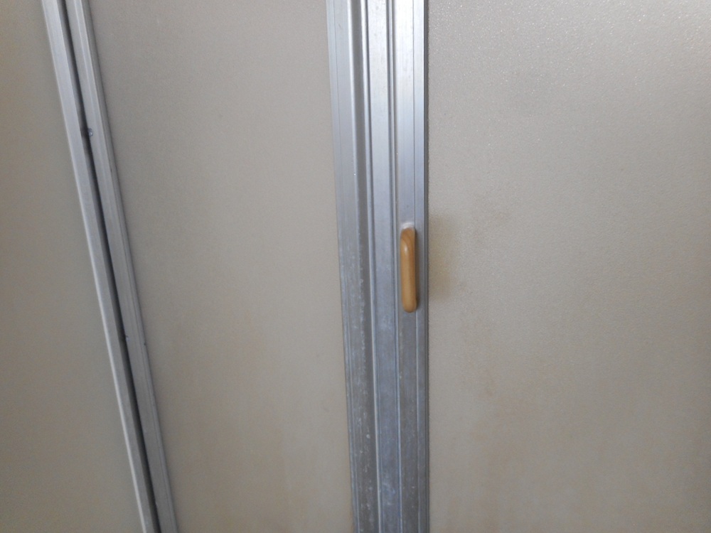 浴室折戸の内側から見た新しい取っ手