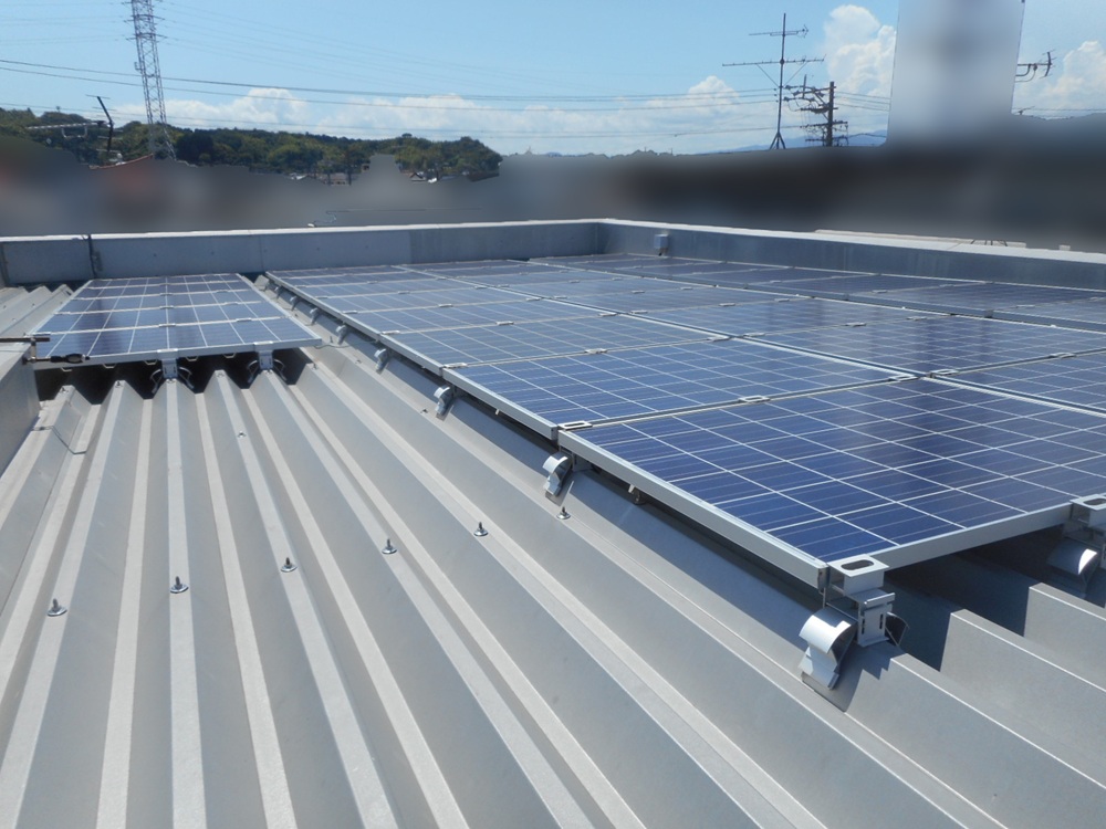 屋根に設置された太陽光パネルの点検。発電量や固定金具の状態をチェック