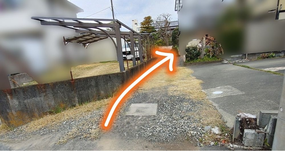 細い路地の入口から見た現場。奥の敷地で工事が行われます。