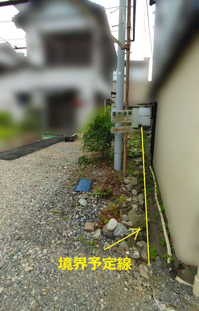 路地を抜けた先にある工事現場。人の手で材料を運びながら作業を進めます。