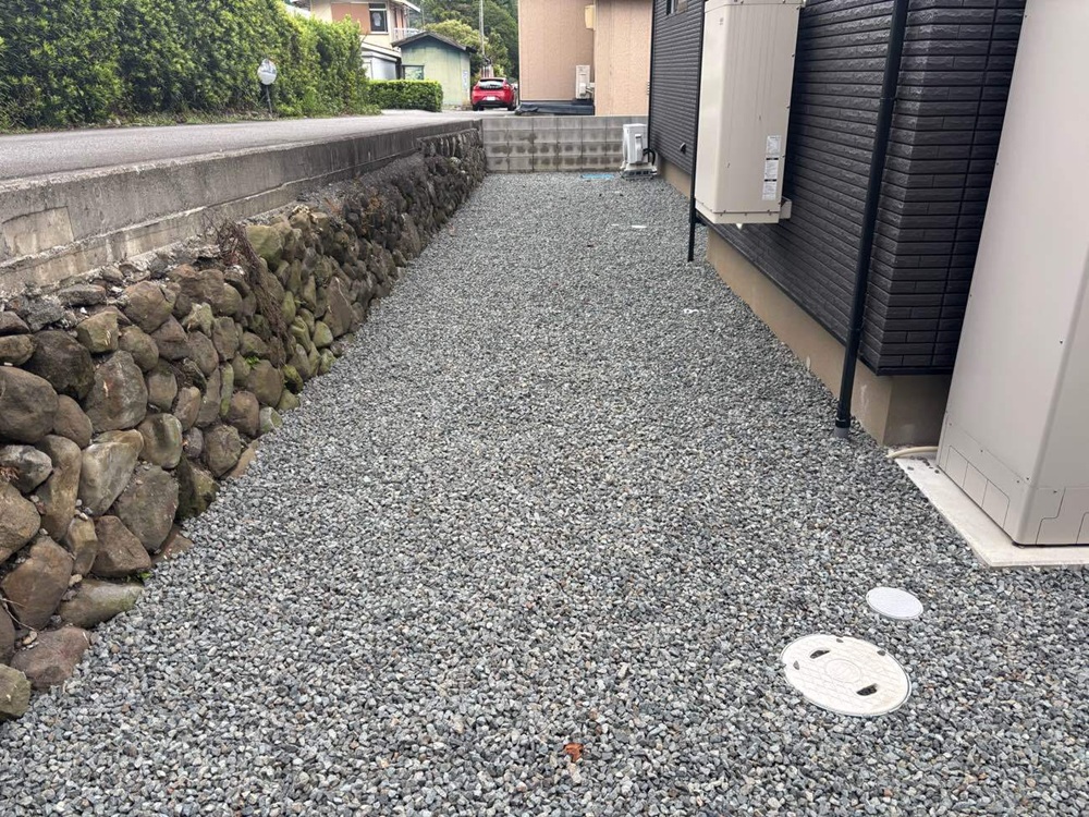 防草シートの上に砕石を敷き詰めた完成後の裏通路。