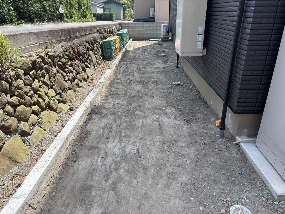 工事前の裏通路の様子。土のままで雑草が生えやすい状態。