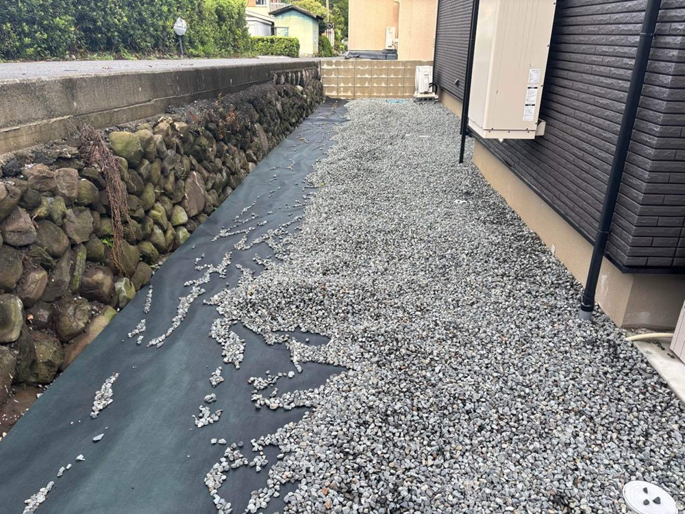 防草シートを敷き、砕石をならしている途中の様子。