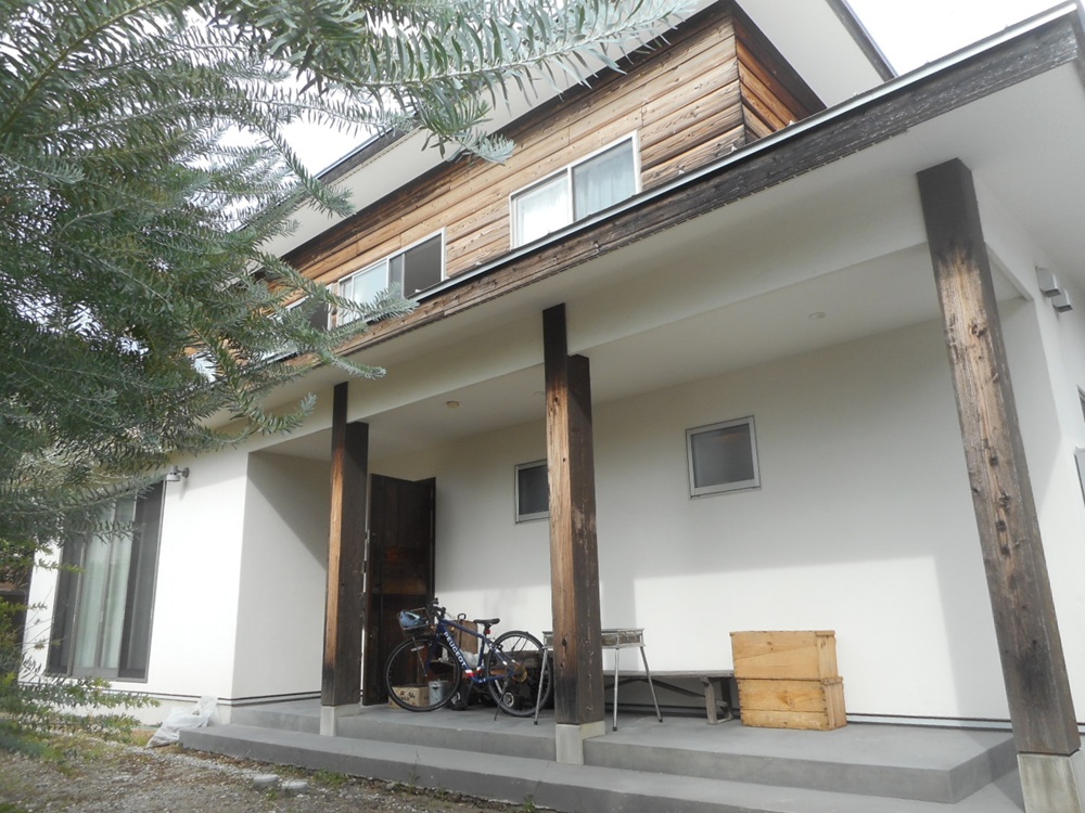 沼津市 カフェ風デザイン住宅の外観 木と塗り壁の落ち着いた佇まい