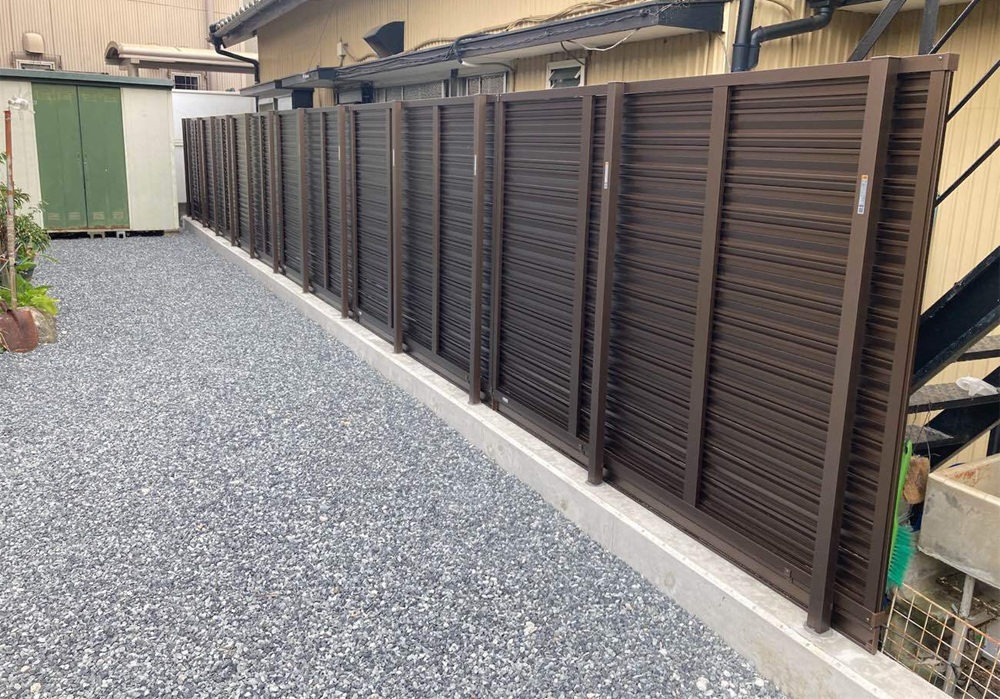 境界壁とフェンスの設置が完了した静岡市の現場全景。敷地がすっきり整いました。