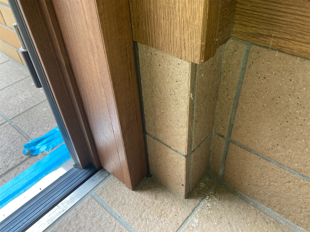 外壁と玄関枠の取り合いをきれいに施工