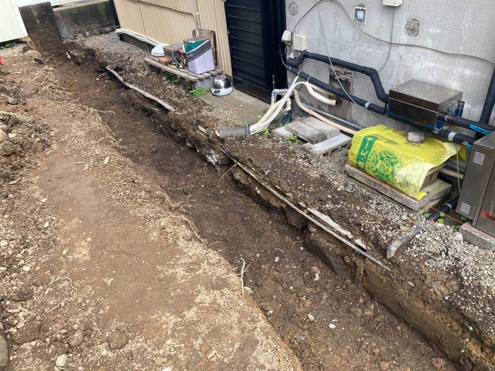 壁をつくるため、土を掘って準備しているところです。