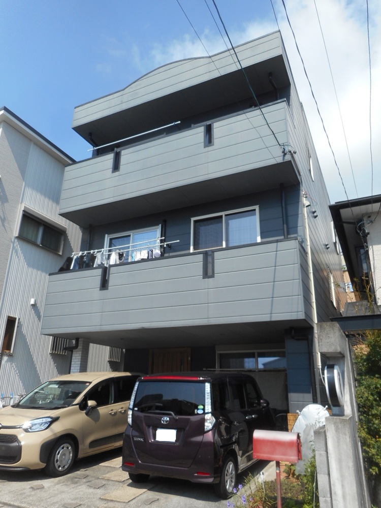 静岡市の雨漏り修繕リノベ住宅の外まわりの点検。外構や防水部分の状態を丁寧にチェック。
