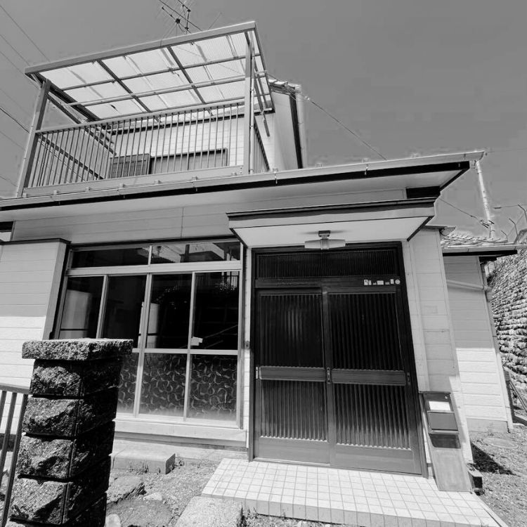 リフォーム前の外観。経年劣化が見られた玄関周りと外壁。これから耐震補強と断熱内装外装リノベを実施。