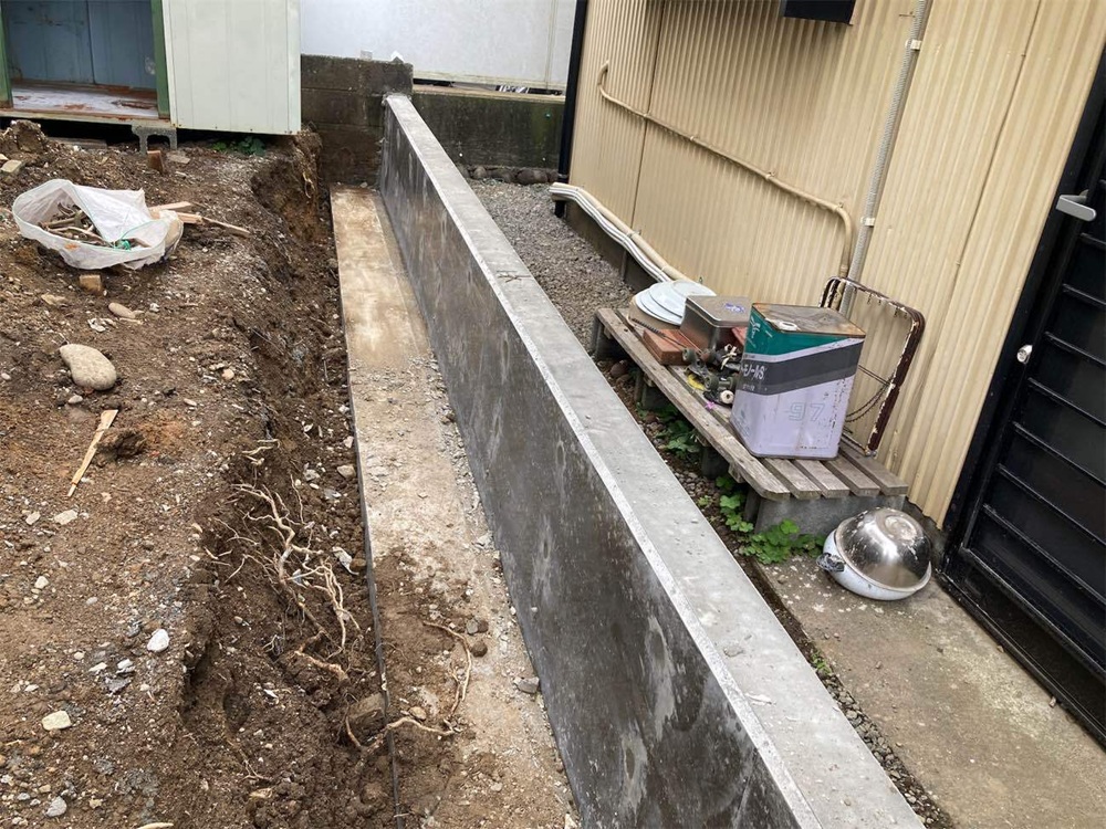 コンクリート製の境界壁が完成。耐久性の高い仕上がりで、静岡市の住宅に安心をプラス。