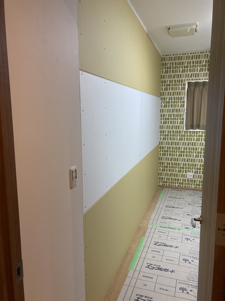 富士市K様邸 マグネットボードを使用した壁施工の様子