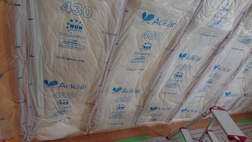 富士市K様邸 壁内部に断熱材を充填している様子