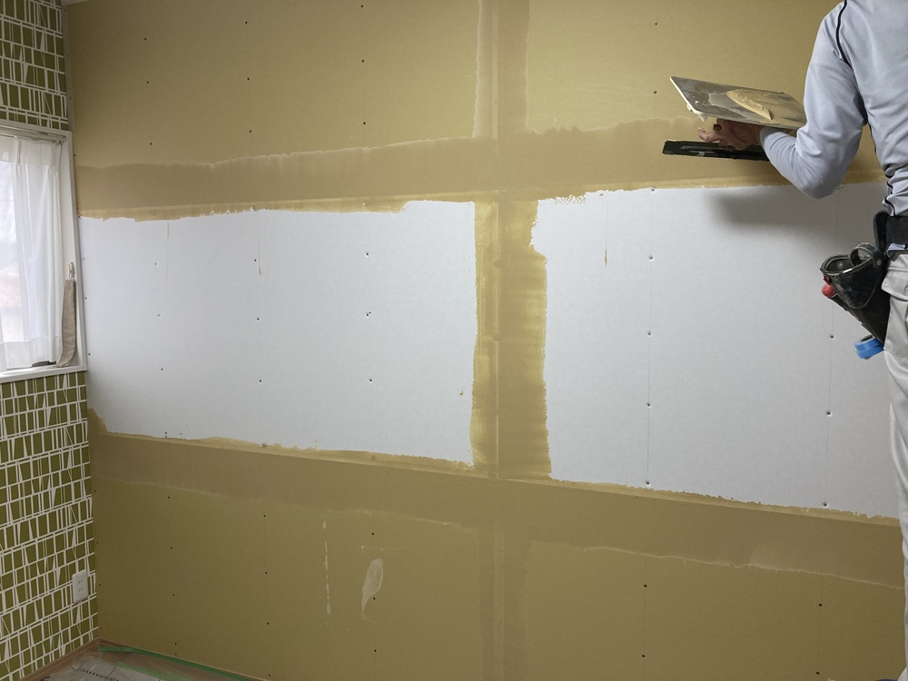 富士市K様邸 ボードの継ぎ目をパテ処理する様子