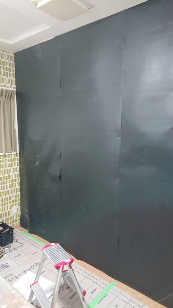 富士市K様邸 遮音シート施工で防音対策を行う様子