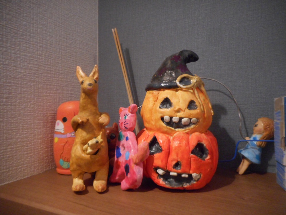 静岡市の雨漏り修繕リノベ住宅に飾られたハロウィン人形。点検隊が季節を感じながらお客様宅を訪問。