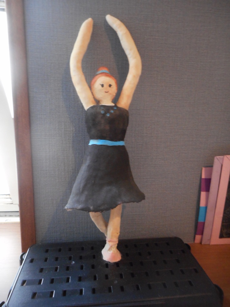 お子様の手作り作品が並ぶ飾り棚。定期点検後に伺ったお部屋で、暮らしを感じる温かなインテリアに。