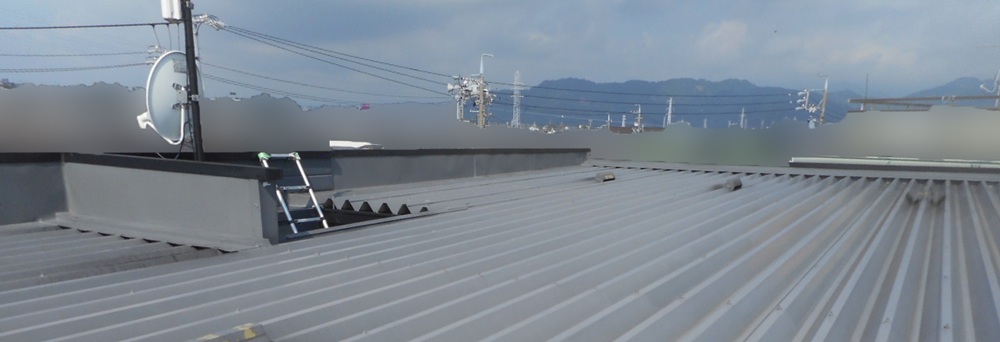 遮熱塗料を施工した屋根を点検。重量鉄骨3階建てのリノベ住宅で、塗膜や防水の状態を確認。